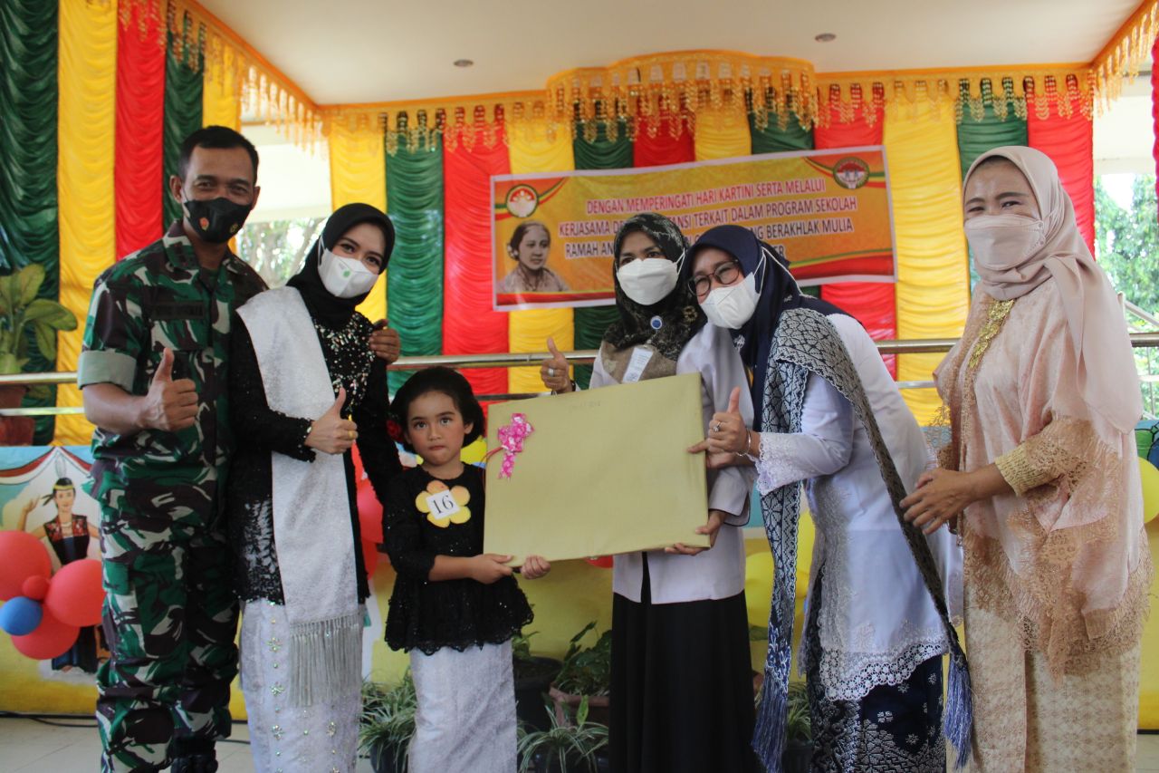 Sakina Balkis Anak Dandim 0301/PBR Meraih Juara 1 Perlombaan Fashion Show Dalam Memperingati Hari Kartini Di TK Pertiwi