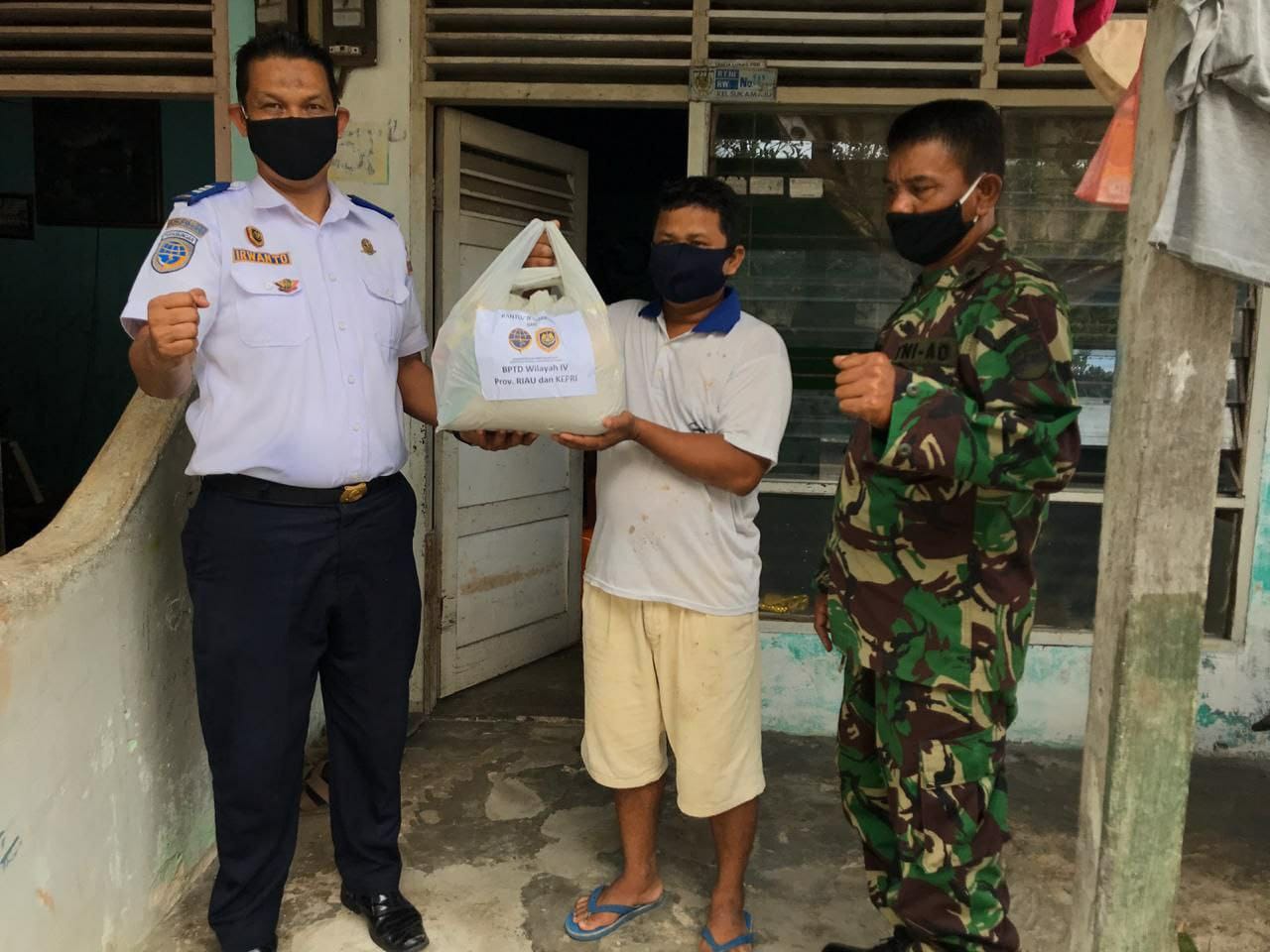 Babinsa Kodim 0301/Pekanbaru Peduli Dampak Covid-19 Merangkul Mitra Untuk Berbagi