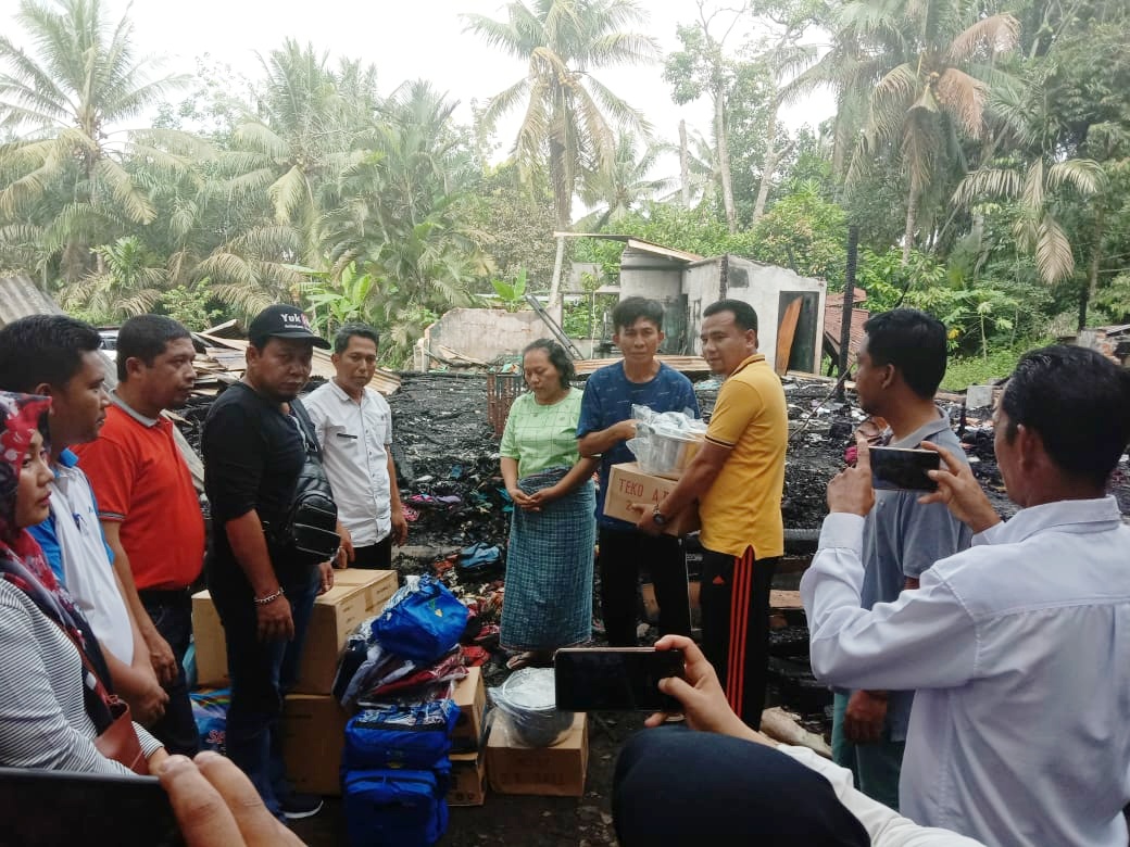 Camat Bandar Petalangan dan Anggota DPRD Pelalawan Serahkan Bantuan Korban Kebakaran