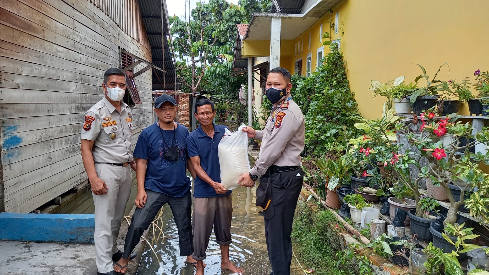 Kapolsek Limapuluh Bersama Ketua DPD KBPP Polri Riau Salurkan Langsung Bantuan Beras Kepada Warga Sail Yang Terdampak Banjir