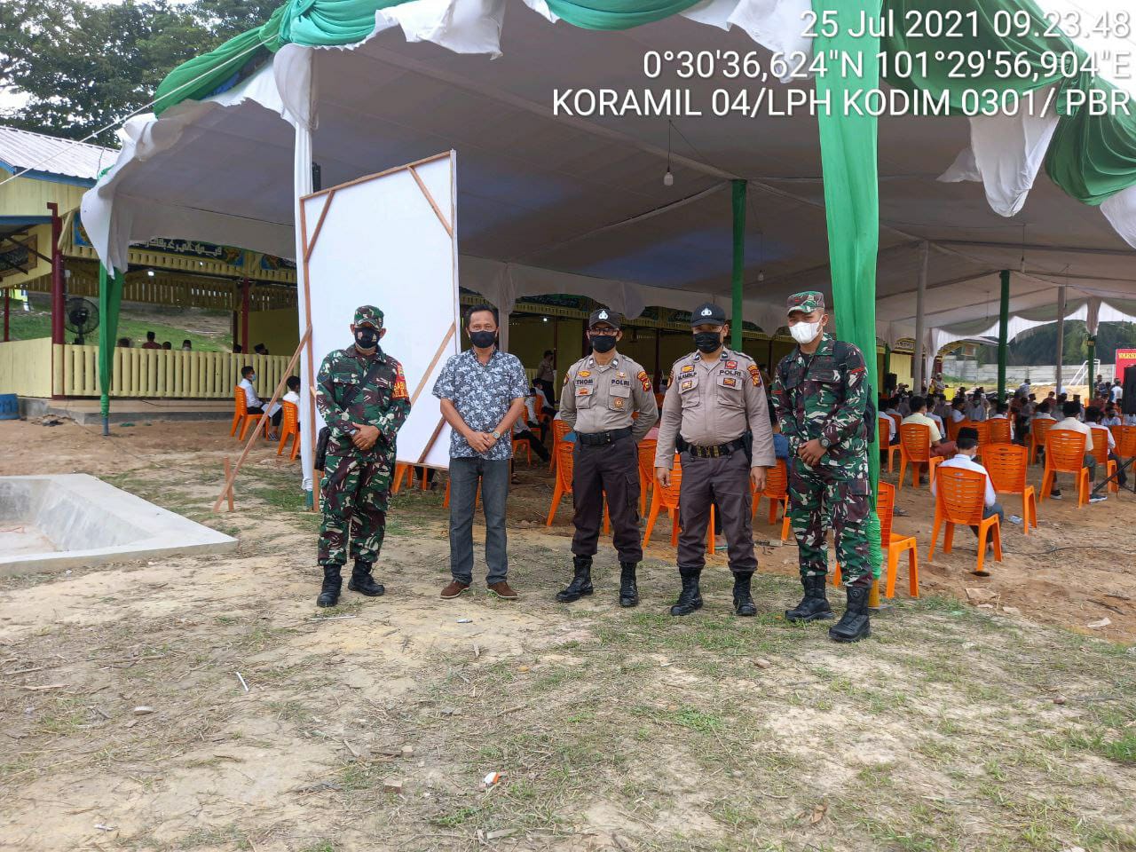 Babinsa Kodim 0301/PBR Bersama Lurah dan Personil Polri Laksanakan Monitor Pelaksanaan Vaksinasi Massal Untuk Pelajar di Pondok Pesantren Al - Kausar