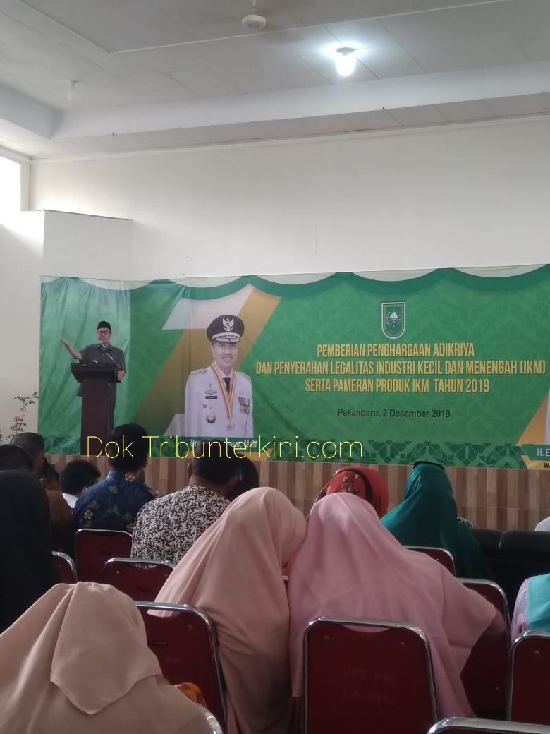 Gubri Menyerahkan Penghargaan Adikriya dan Penyerahan Legalitas Industri Bagi IKM Tahun 2019