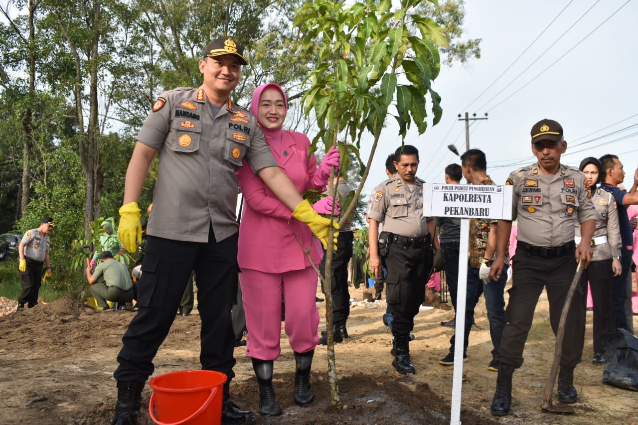 Sukseskan Program Kapolri, Polresta Pekanbaru Lakukan Penanaman Pohon Serentak