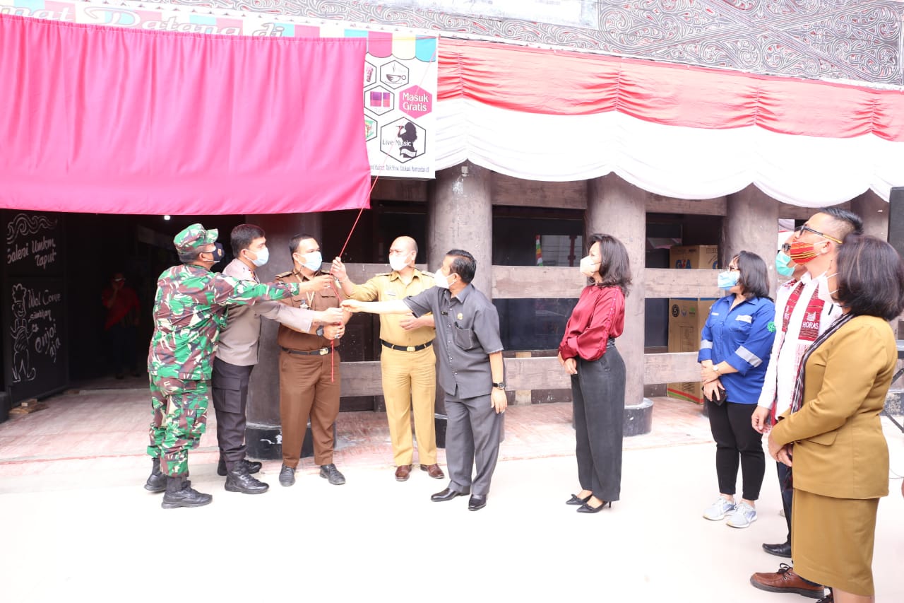 Majukan UMKM, Bupati Taput Launching Galeri UMKM Sopo Partungkoan