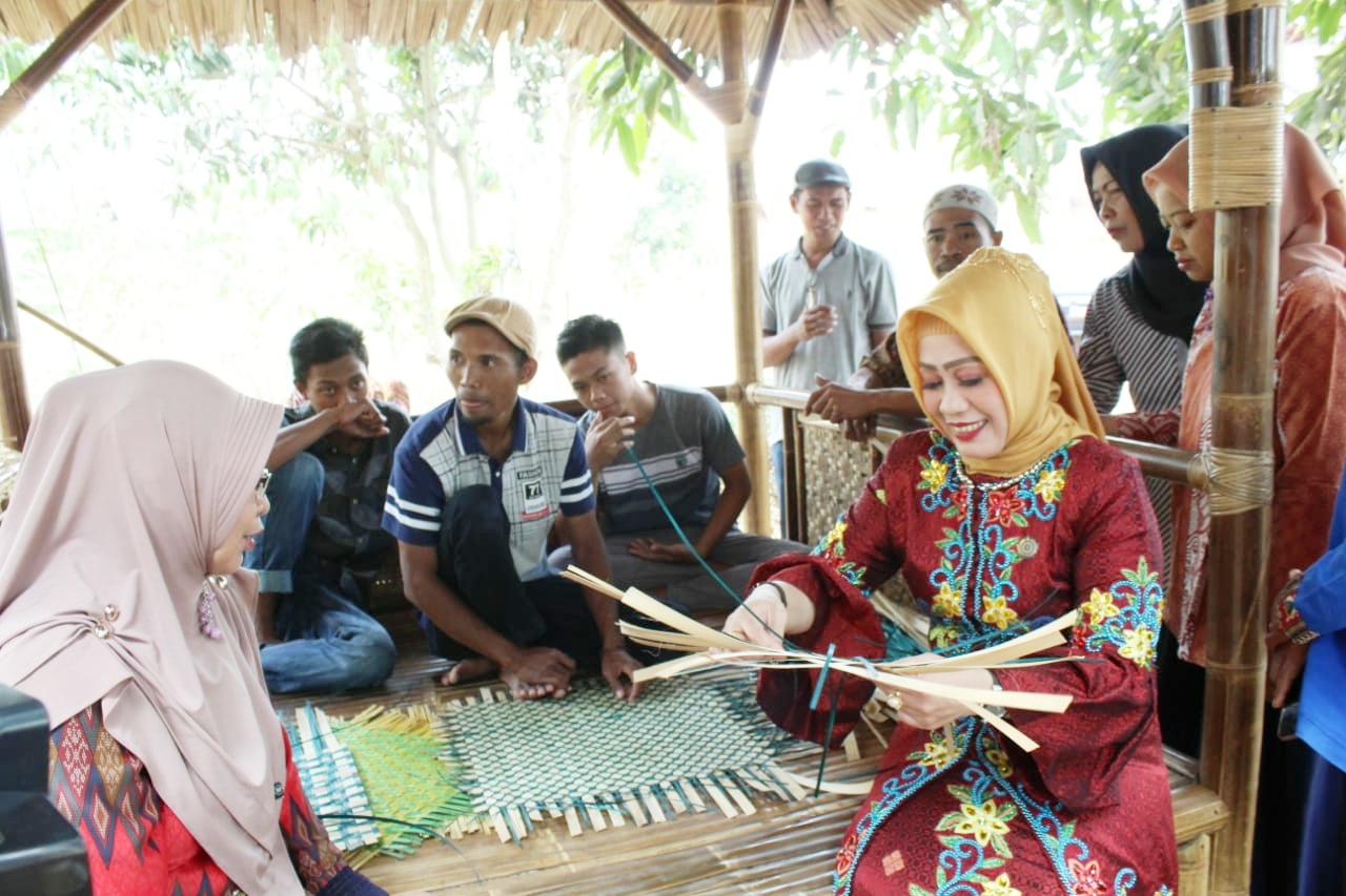 Ketua Dekranasda Tinjau Kerajinan Bambu Desa Wonokarto Lampung Timur