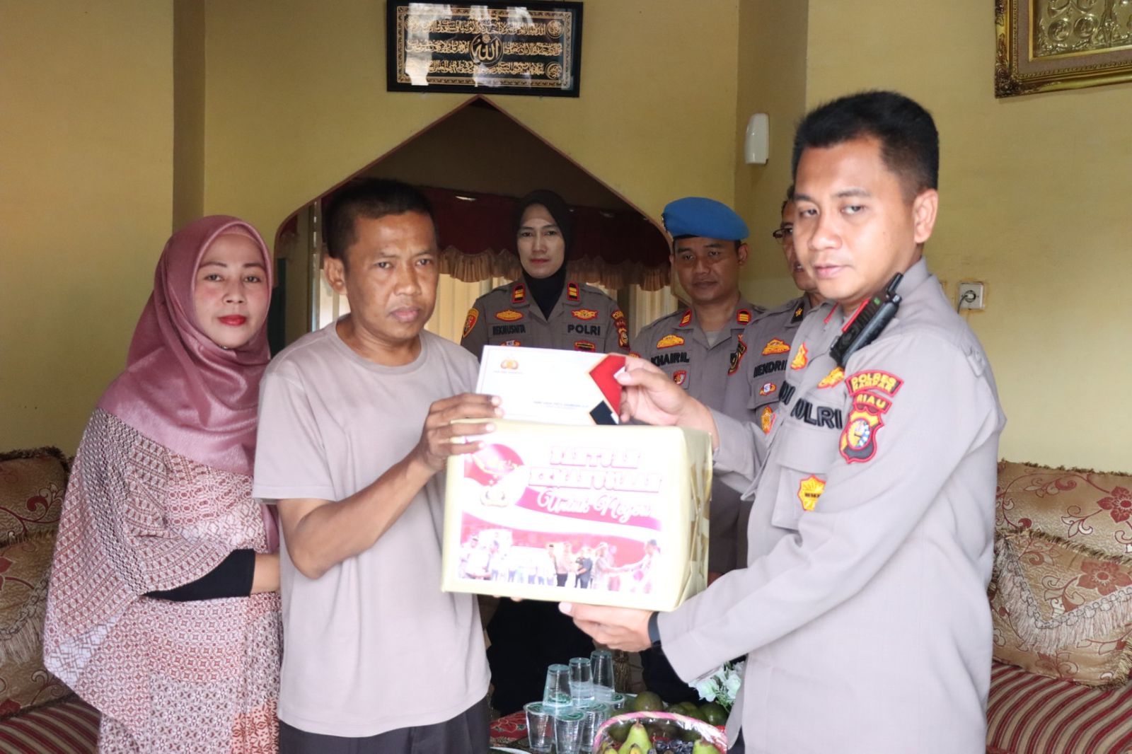 Polres Kampar Peduli, Dua Anggota di Jenguk Waka Polres Kampar