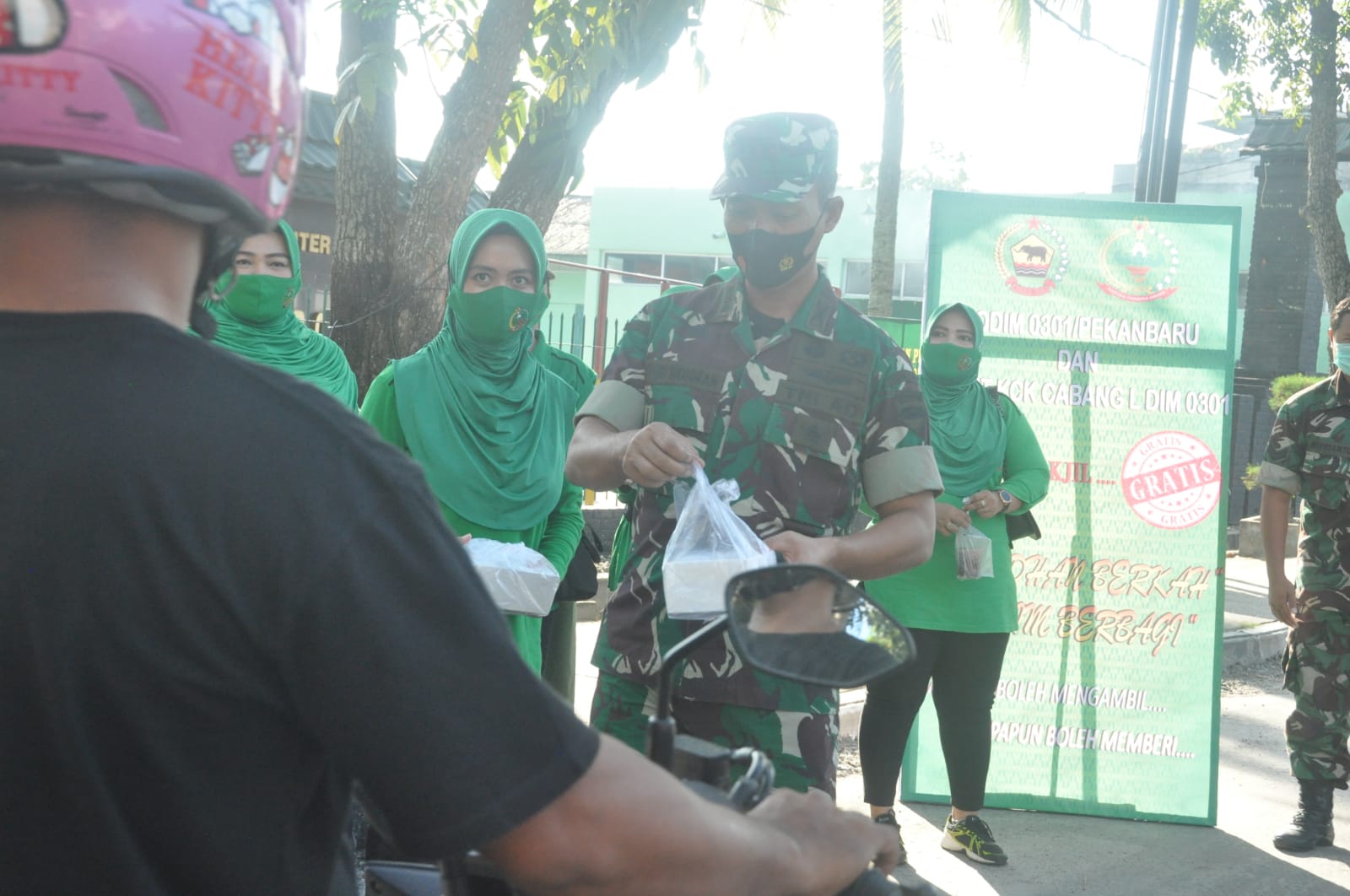Kodim 0301/PBR Bersama Persit KCK Cab L Dim 0301 Bagikan Takjil Kepada Masyarakat Pengguna Jalan