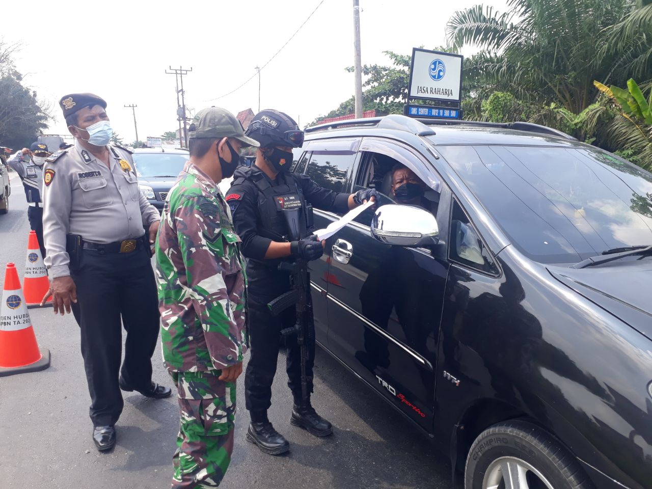 Personil Kodim 0301/PBR Bersama Tim Satgas Lakukan Penyekatan di Jalan HR Soebrantas Dalam Rangka Pemberlakuan PPKM Level IV Kota Pekanbaru