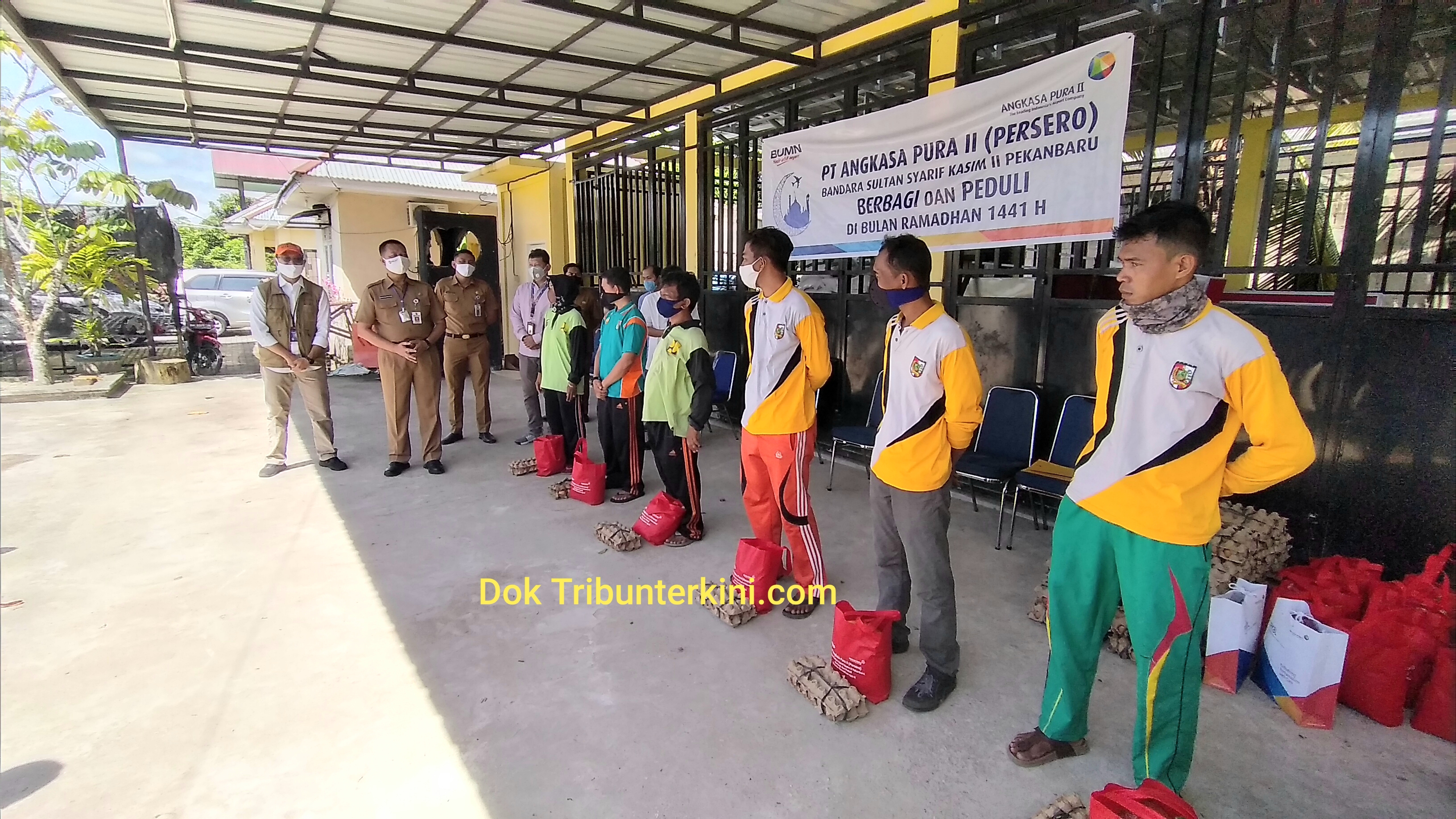 Berbagi dan Peduli, PT Angkasa Pura II (Persero) Bandara SSK II Pekanbaru Berikan Paket Sembako Serta Masker