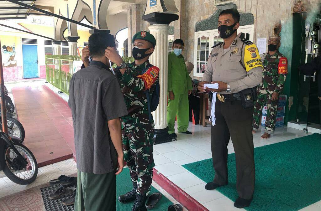 Babinsa Kodim 0301/PBR Laksanakan Penegakan Prokes Covid-19 di Masjid Fastabiqul Khairat Kelurahan Jadirejo
