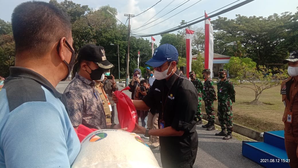 Peduli Dampak Covid-19, PT Angkasa Pura II (Persero) Bandara SSK II Pekanbaru Bersinergi Dengan Lanud RSN Gelar Penyerahan Bantuan Sembako Gratis