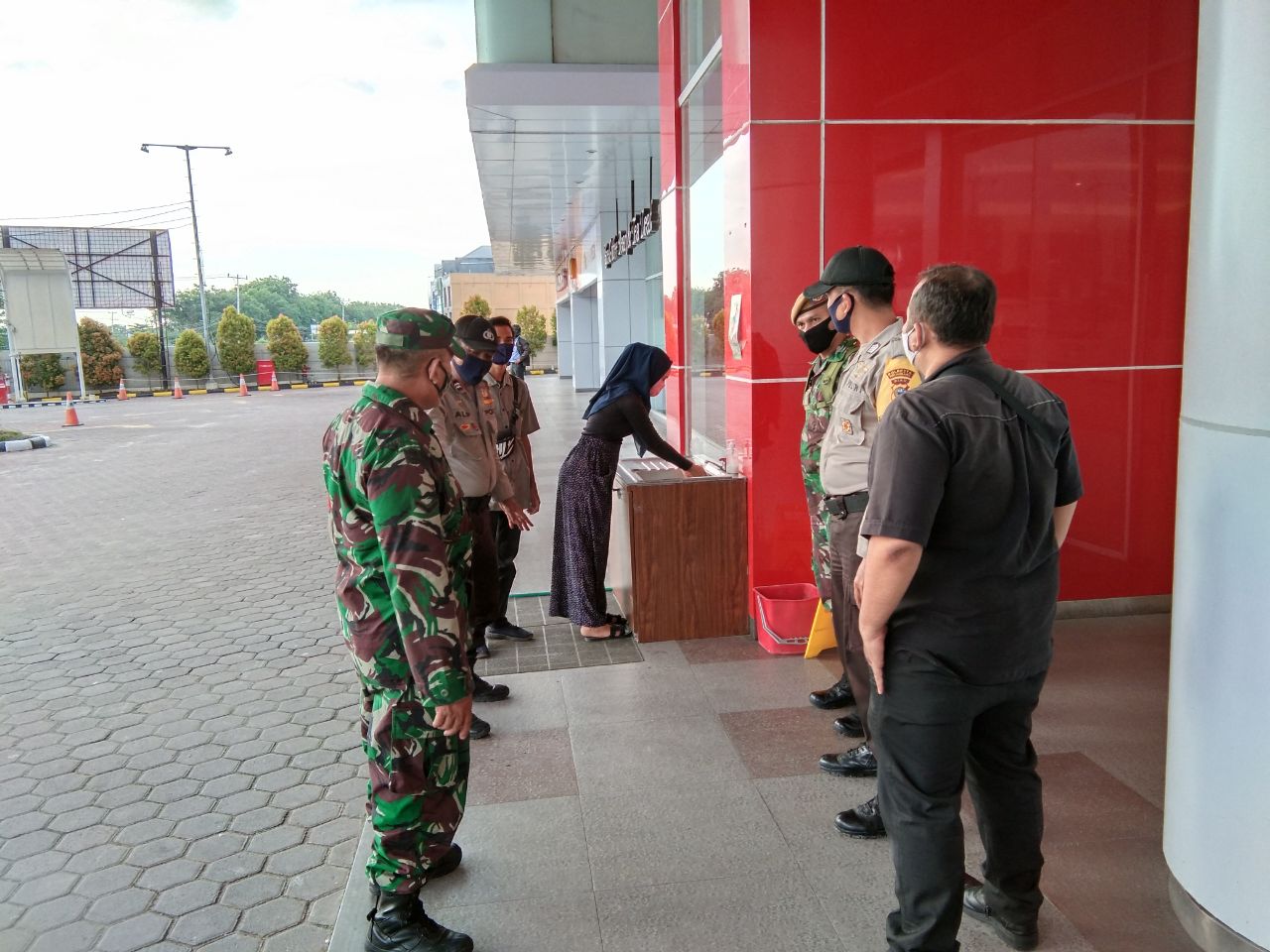 Babinsa Kodim 0301/PBR Bersama Bhabinkamtibmas Laksanakan Himbauan Protokol Kesehatan di Pusat Pembelanjaan