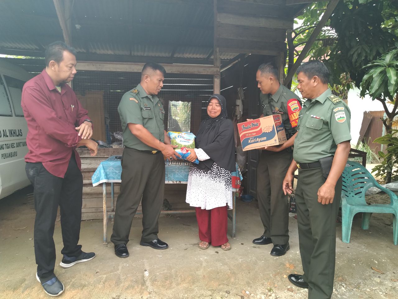 Babinsa Koramil 05/Sail Kodim 0301/Pekanbaru Memberikan Bantuan Sembako Kepada Warga