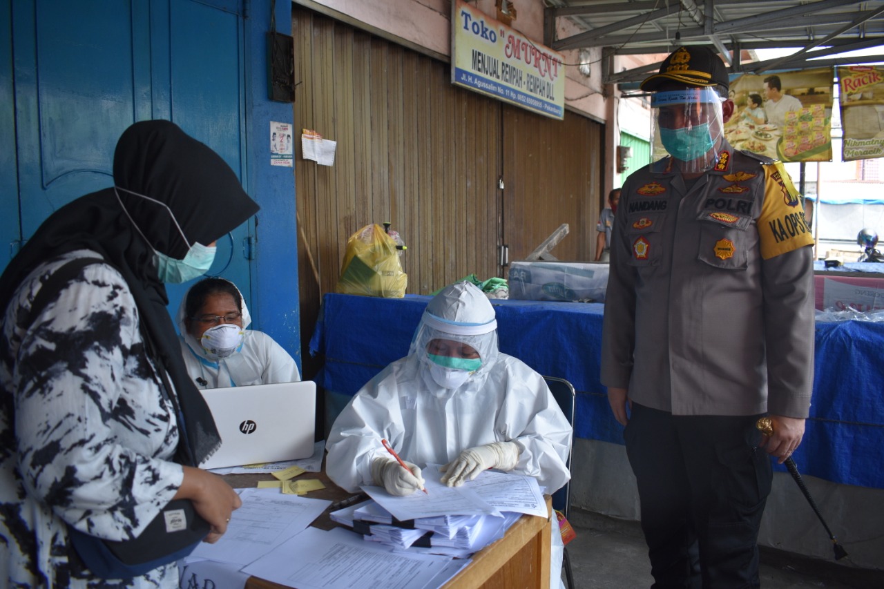 Kapolresta Pekanbaru Bersama Tim Terpadu Gugus Tugas Penanganan Covid-19 Kota Laksanakan Rapid Test dan Swab Test di Pasar Sukaramai