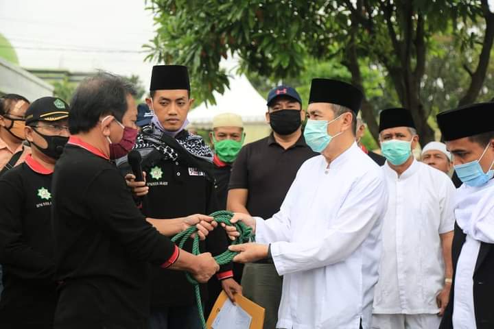 Gubri Serahkan dan Menyaksikan Penyembelihan Hewan Kurban Presiden RI di Masjid Raya An-Nur