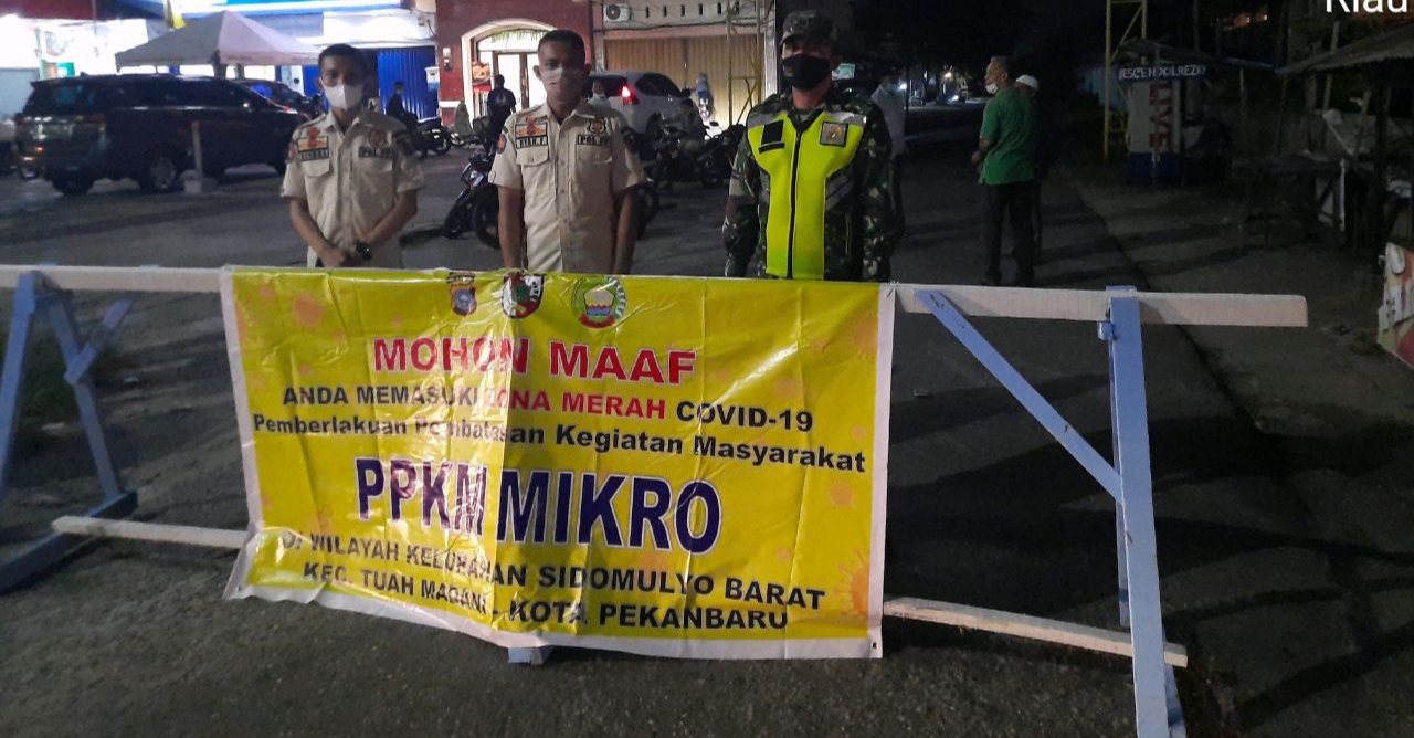 Personil Babinsa Kodim 0301/PBR Laksanakan Kegiatan Penyekatan PPKM Berskala Mikro di Kelurahan Sidomulyo Barat
