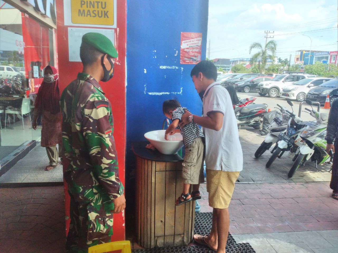 Babinsa Kodim 0301/PBR Laksanakan Patroli Protokol Kesehatan Di Pusat Pembelanjaan
