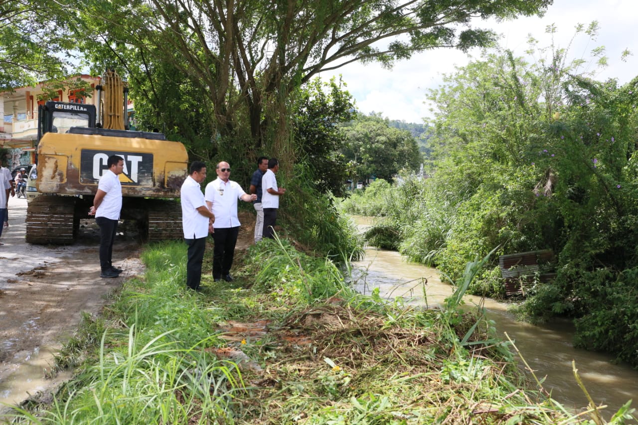 Mengatasi Masalah Banjir di Tarutung, Bupati Taput Turunkan alat berat