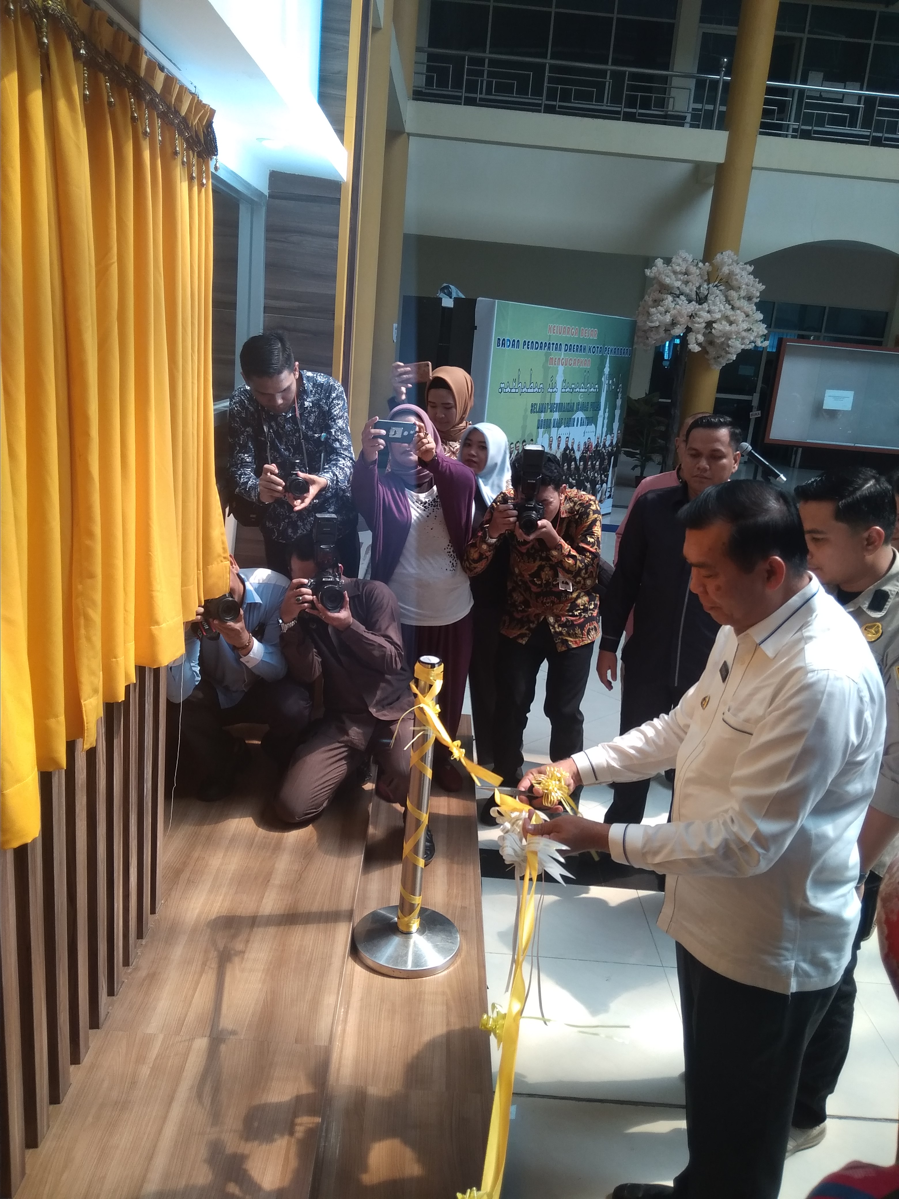 Walikota Meresmikan Konter Bank BJB Di Kantor Bapenda Pekanbaru