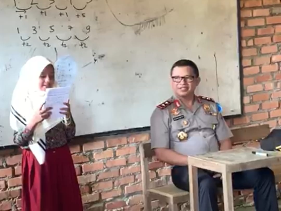 Kapolda Riau Kunjungi Sekolah Terisolir di Wilayah Desa Batu Sasak Kecamatan Kampar Kiri Hulu