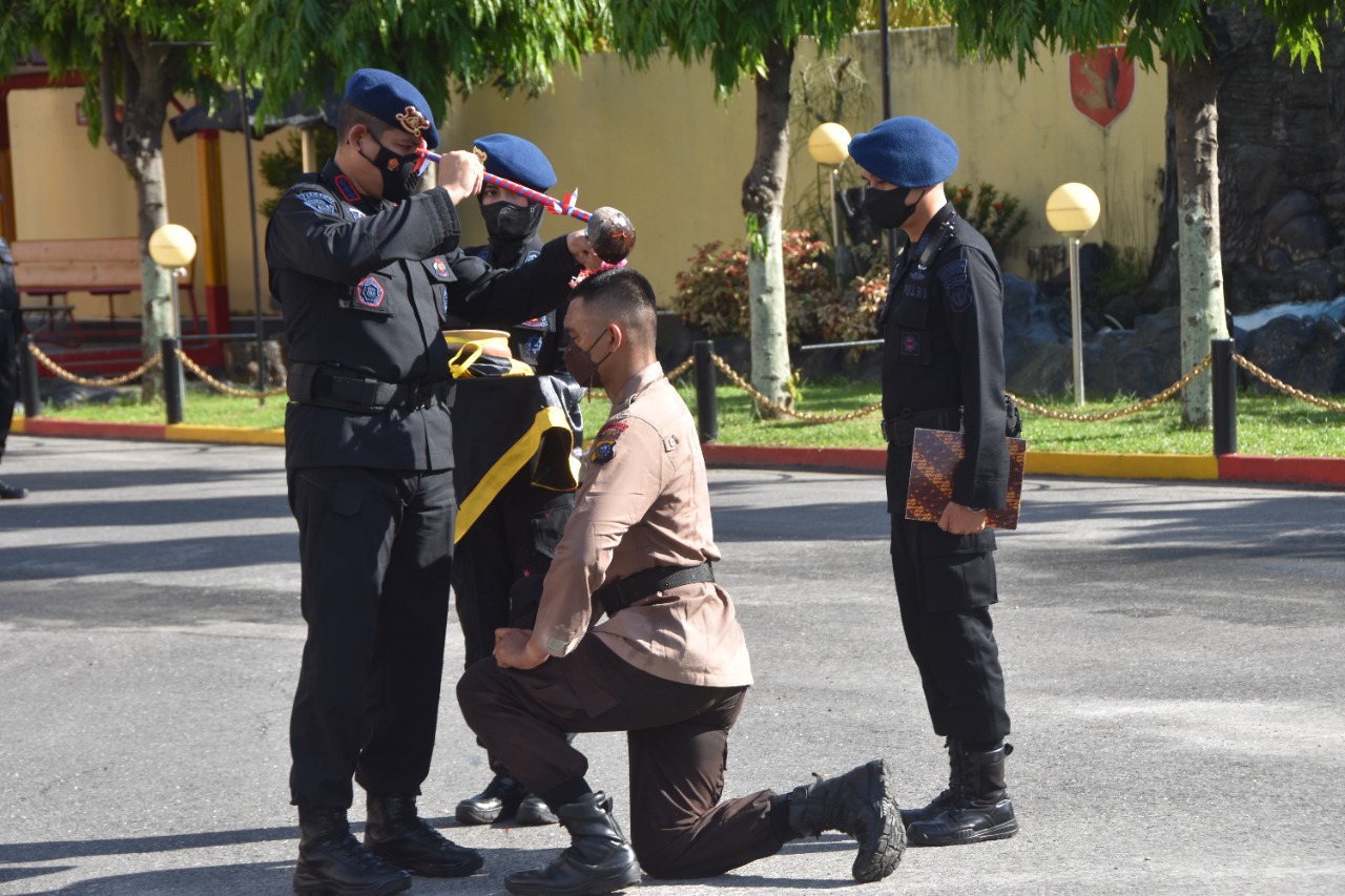 Dansat Brimob Polda Riau Pimpin Apel Penyambutan Personel Bintara lulusan SPN Polda Riau
