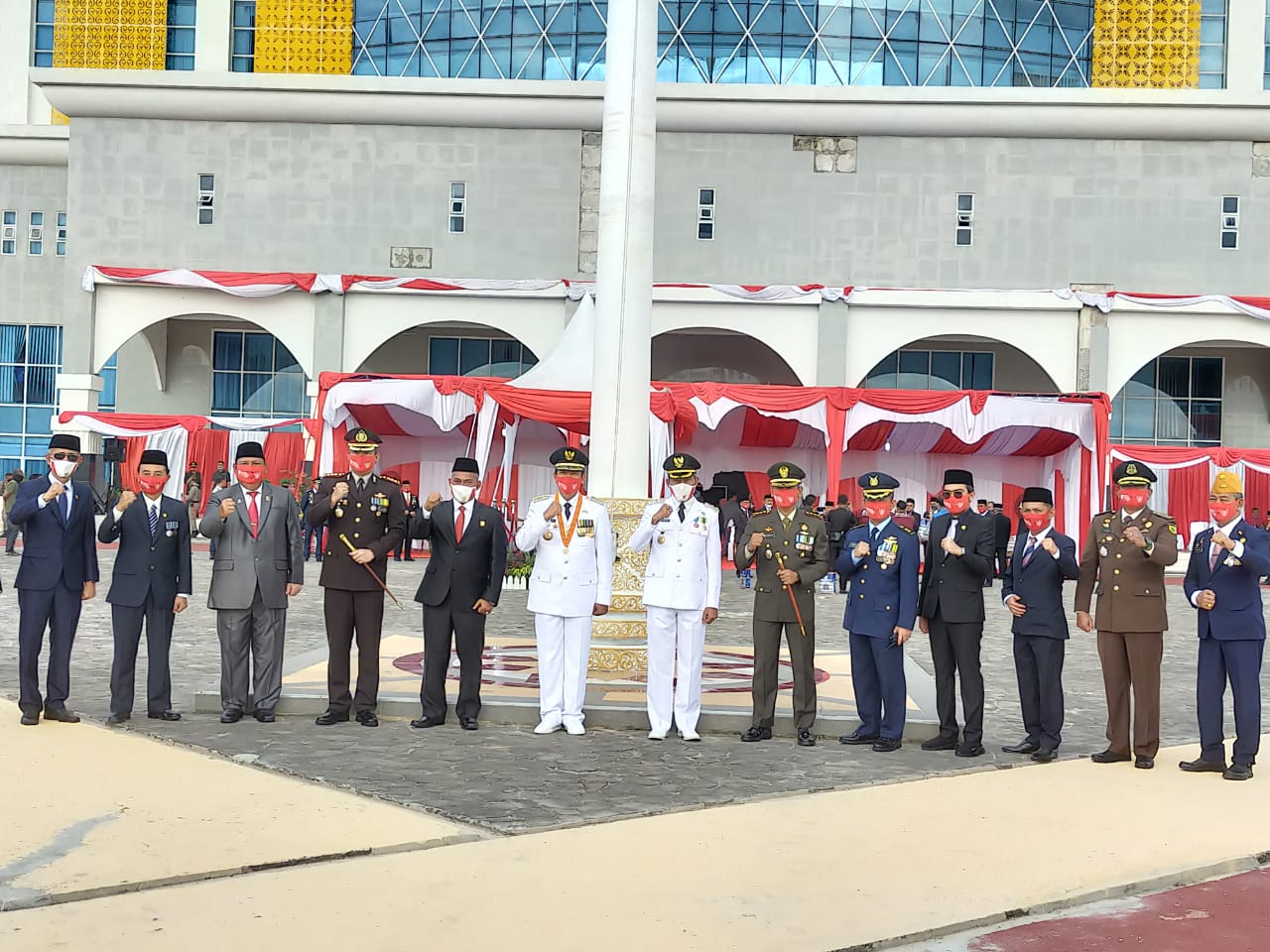 Dandim 0301/PBR Hadiri Upacara Bendera HUT RI Ke-75 Di Kantor Walikota Pekanbaru Dengan Menerapkan Protokol Kesehatan 