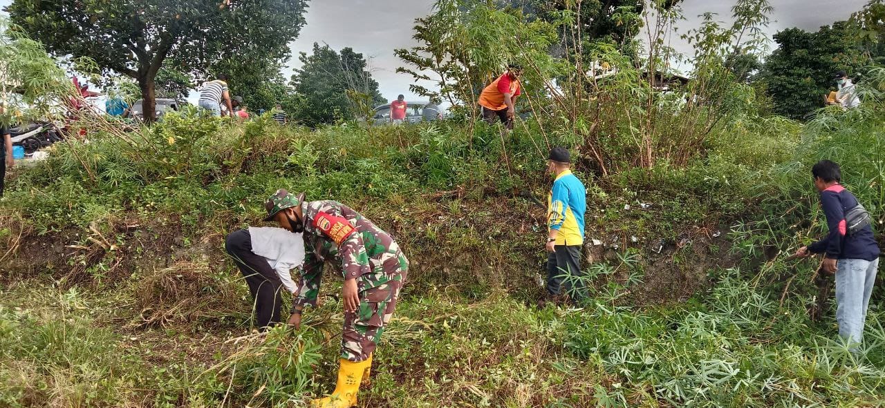Babinsa Kodim 0301/PBR Bersama Warga Kelurahan Perhentian Marpoyan Laksanakan Kerja Bhakti Pembersihan TPU