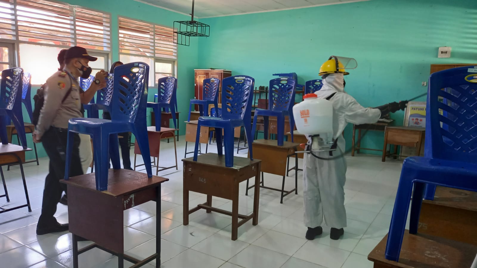 Guna Dukung Belajar Tatap Muka, Polsek Limapuluh Lakukan Penyemprotan Disinfektan di SMP Negeri 10