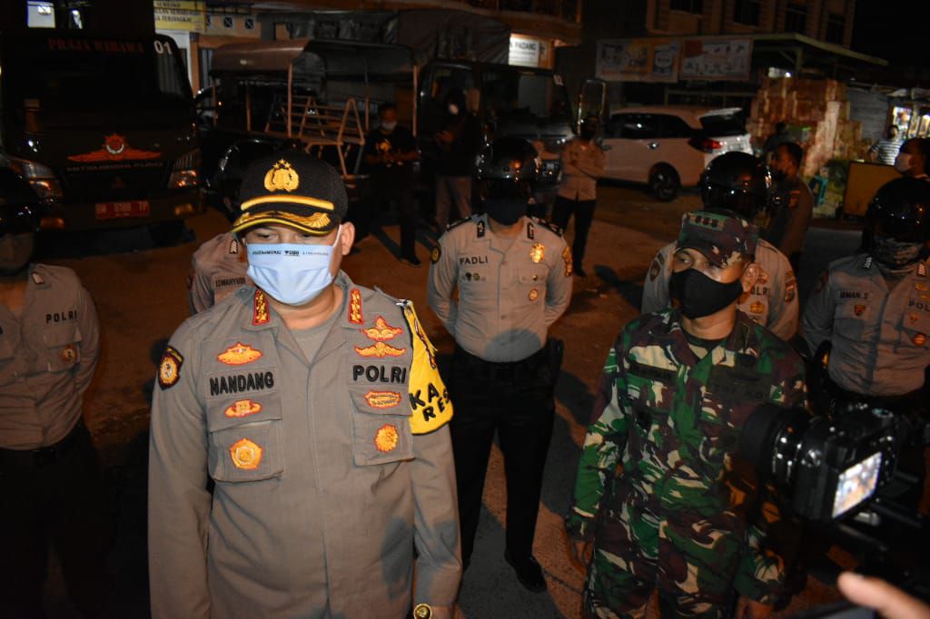 Dandim 0301/Pekanbaru dan Kapolresta Bersama Artis Fashion Ceren Delano Ikut Patroli Penerapan PSBB Serta Membagikan Masker Bagi Pengguna Jalan