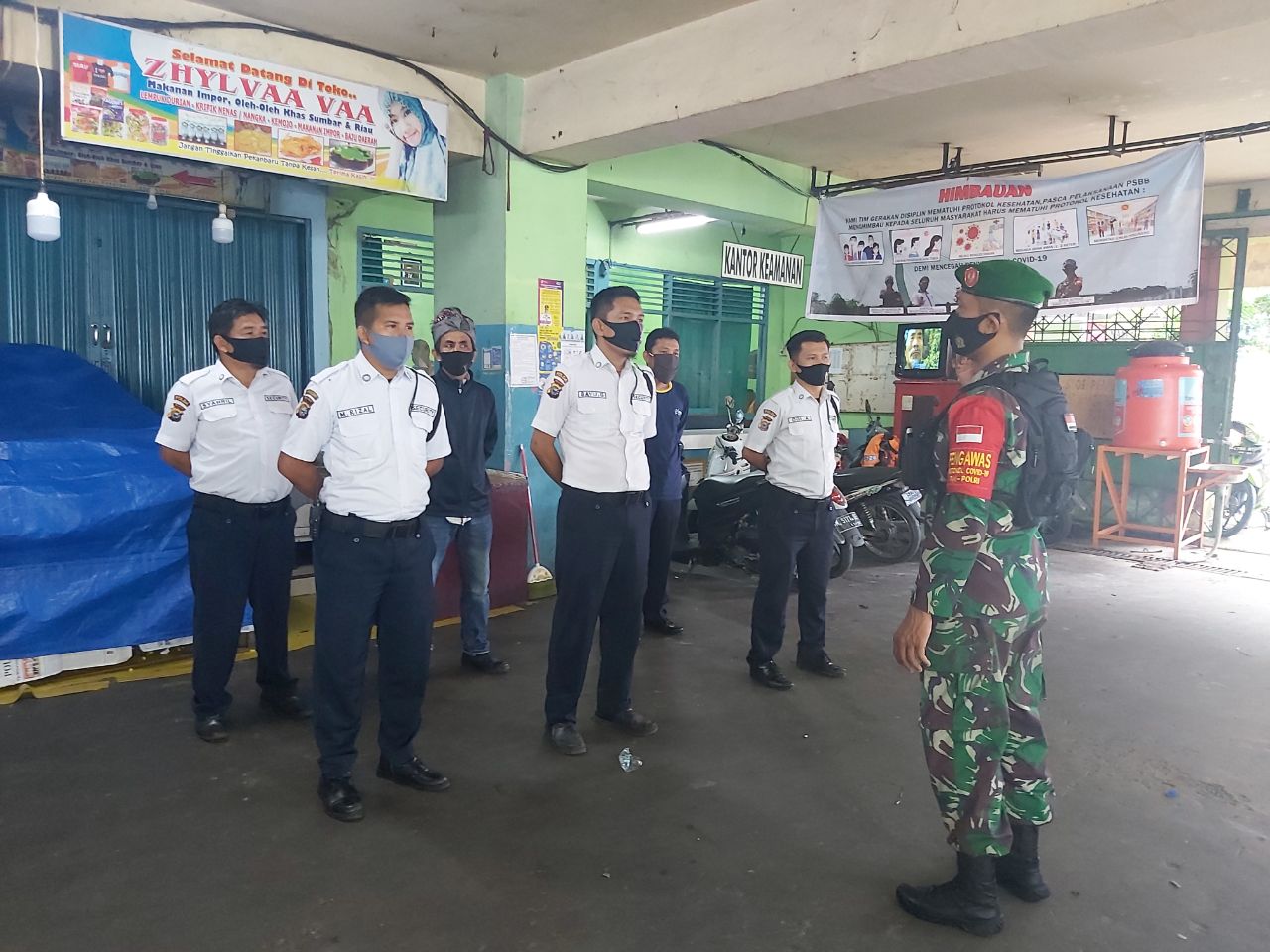 Cegah Penyebaran Covid-19, Babinsa Kodim 0301/PBR Berikan Pengarahan Kepada Security