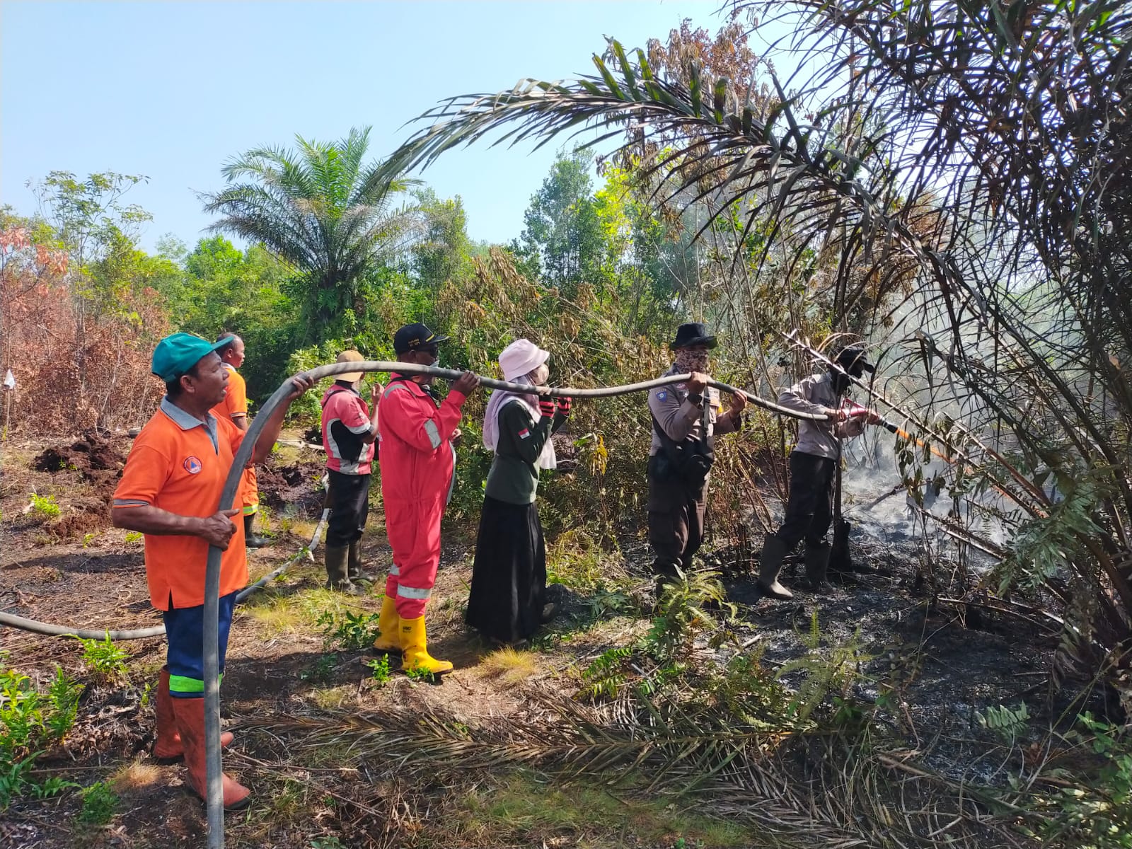 Polres Dumai Gencarkan Pemadaman dan Pendinginan Karhutla, Kapolres Tegaskan Larangan Pembukaan Lahan Dengan Cara Membakar
