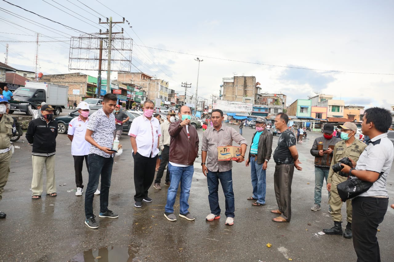 Bupati Taput Meninjau Pelaksanaan Sosialisasi Pencegahan Penyebaran Covid-19 di Siborong - borong