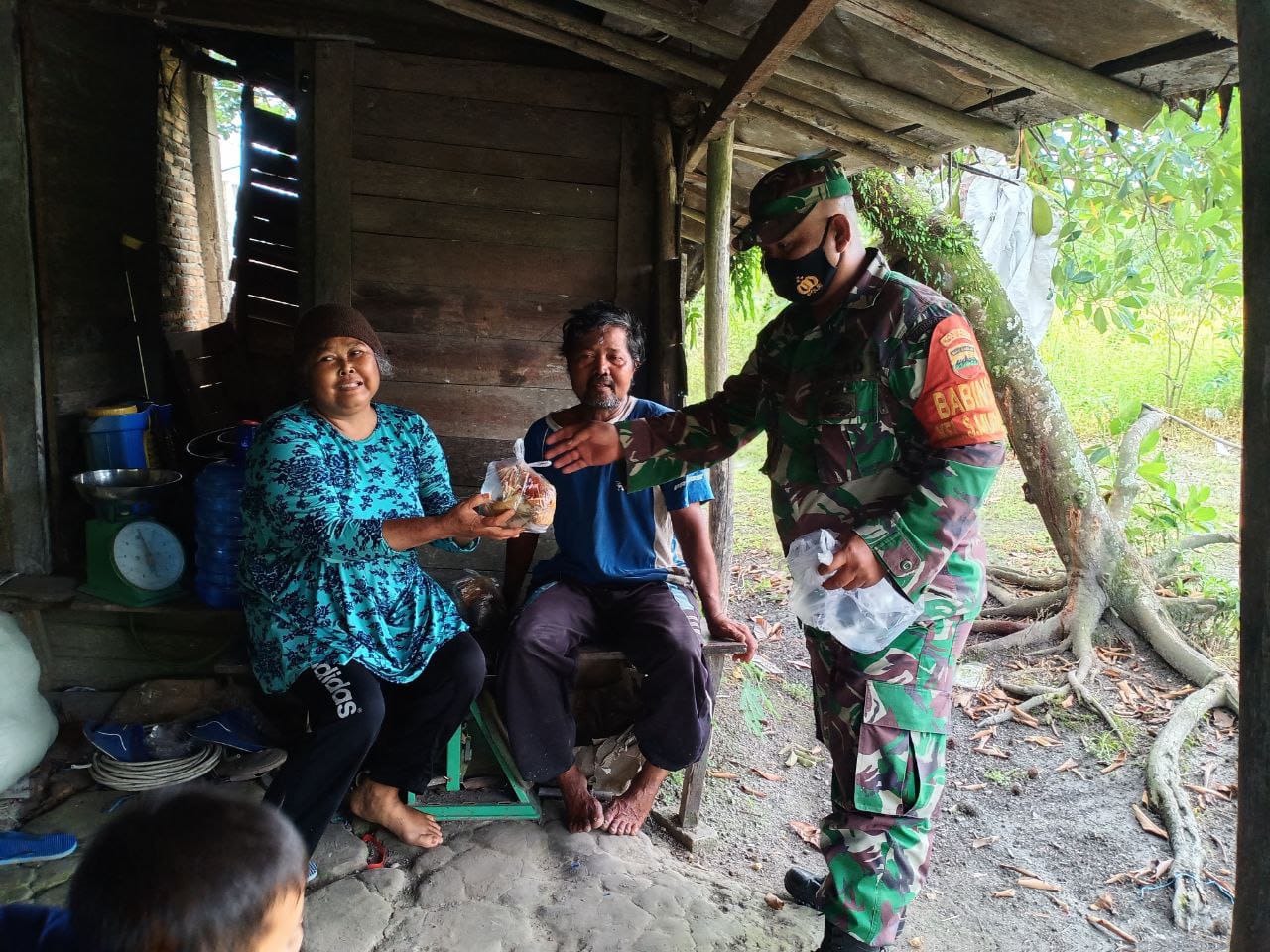 Babinsa Kodim 0301/PBR Antarkan Puluhan Nasi Bungkus Kepada Warga Yang Terdampak Covid-19 di Kelurahan Sialang Munggu