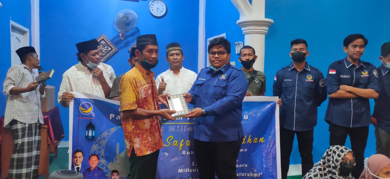 Safari Ramadhan, NasDem Milenial Gelar Buka Puasa Bersama dan Serahkan Bantuan Al Qur'an dan Sajadah