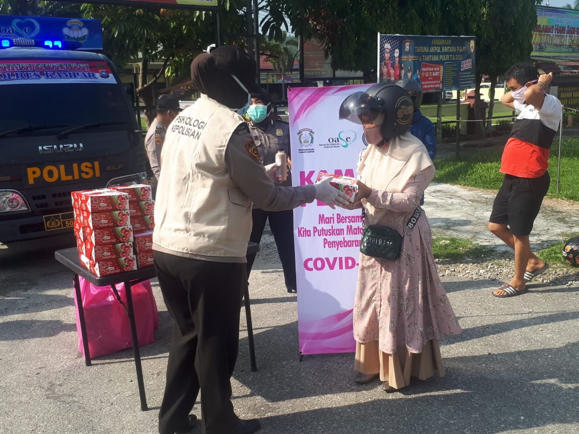 Bantu Masyarakat Terdampak Covid-19, Polwan Polres Kampar Distribusikan 200 Nasi Kotak dari Bhayangkari