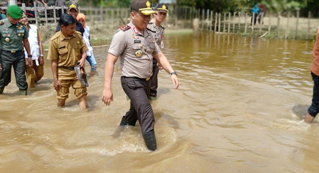 Basah - Basahan Tinjau Warga Terkena Banjir, Kapolda Riau: Ini Bukti Negara Hadir Untuk Rakyatnya