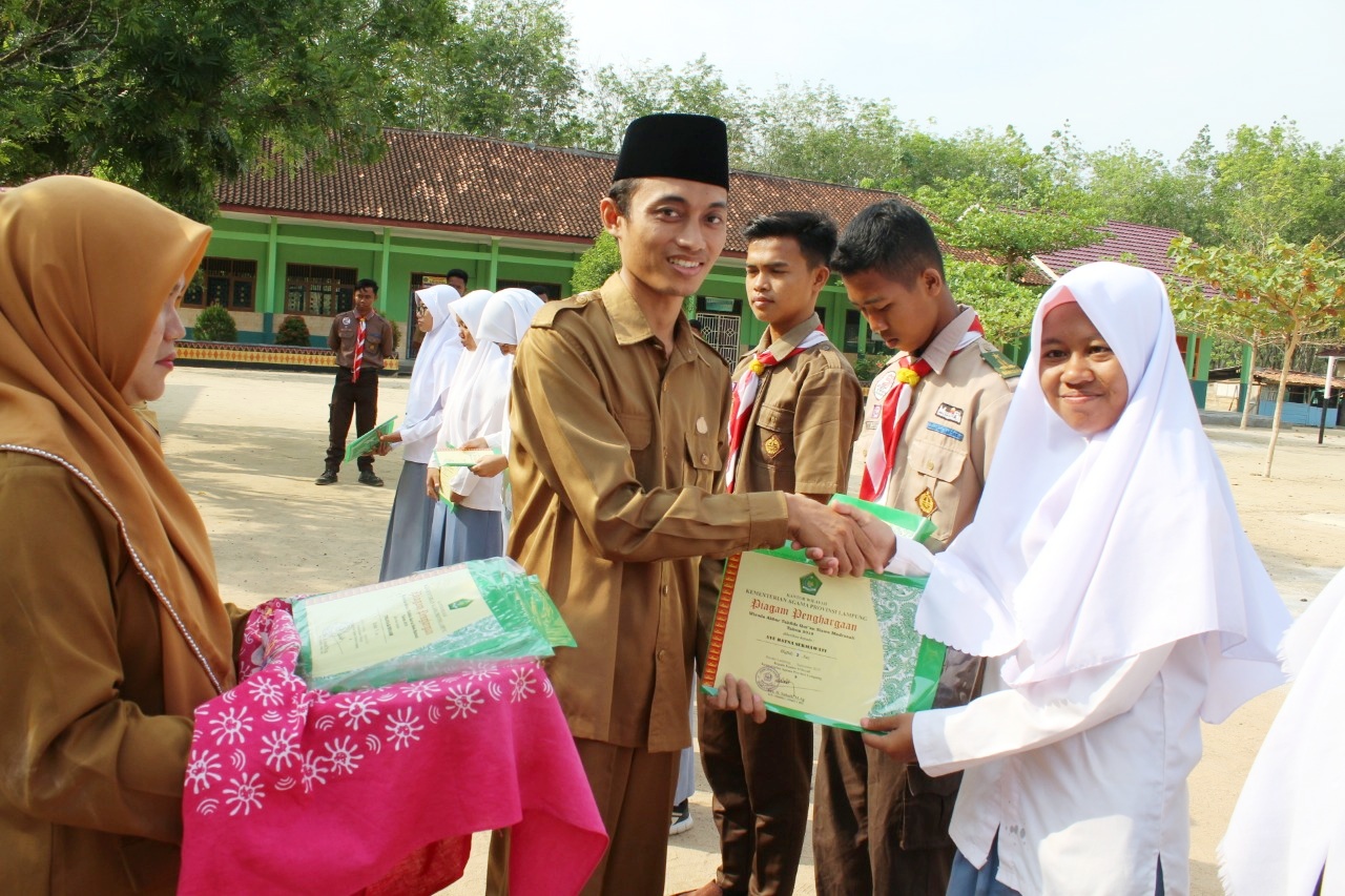 MAN 1 Tubaba Wisuda 21 Siswa Tahfizul Qur’an