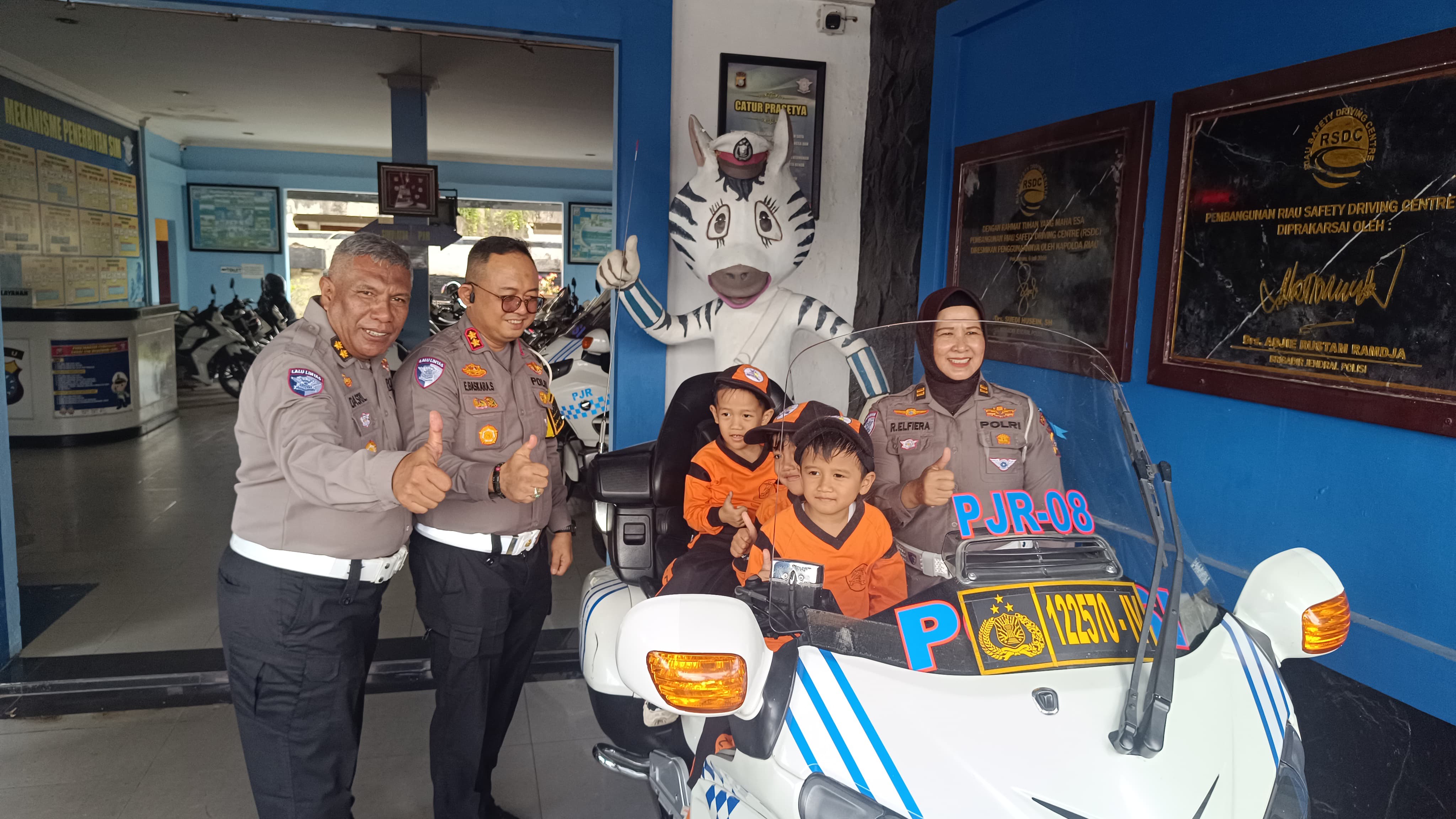 Tanamkan Kesadaran Tertib Lalu Lintas Sejak Dini, Ditlantas Polda Riau Gelar Polisi Sahabat Anak dan Green Policing