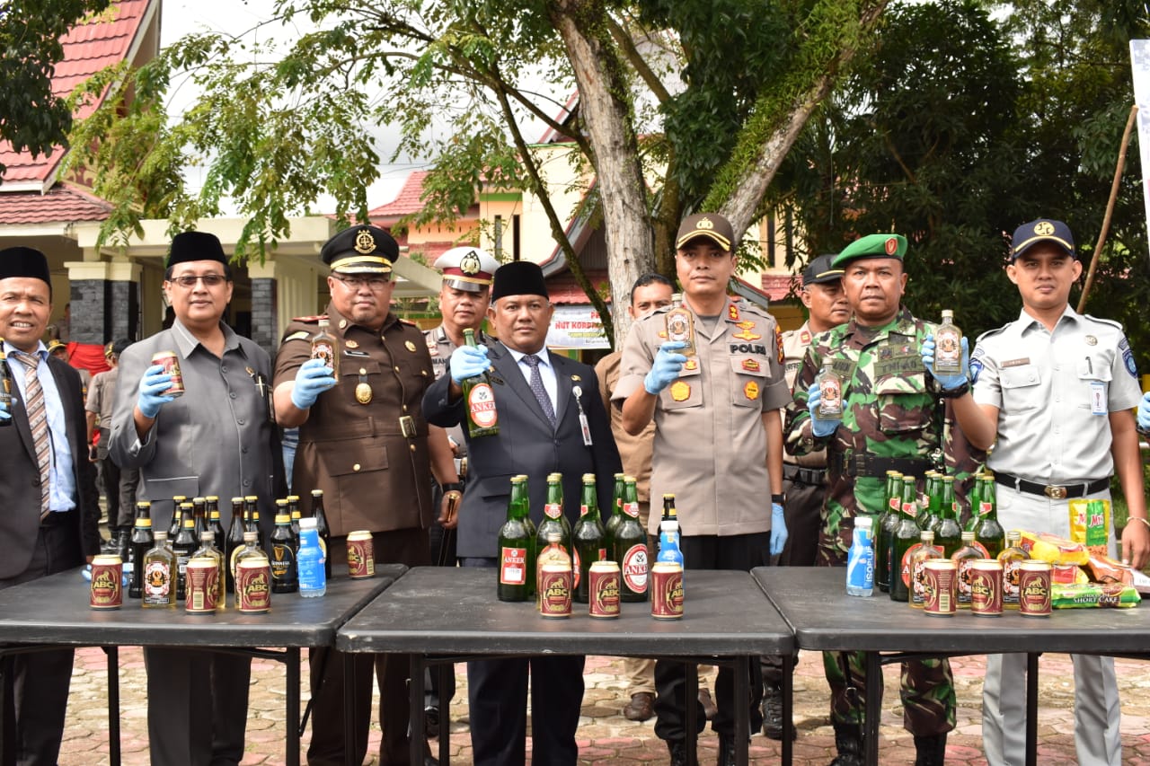Polres Kampar Musnahkan 998 Botol Miras dan Ratusan Liter Tuak Hasil Operasi KRYD 