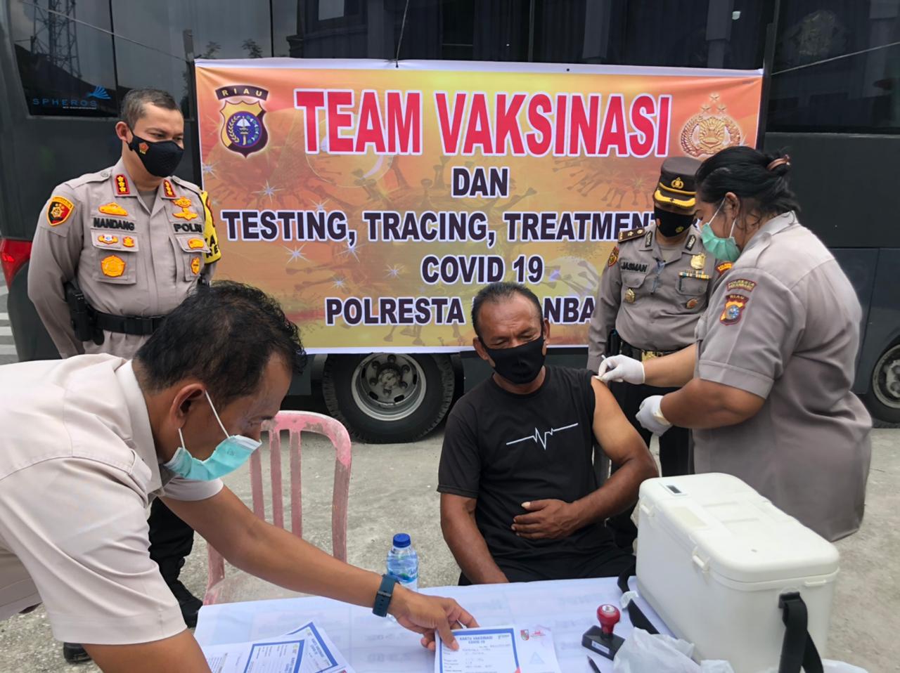 Vaksinasi Door To Door, Kapolresta Pekanbaru Lakukan Blusukan, Warga: Enak Tak Repot, Petugas Vaksinator Yang Langsung Datang