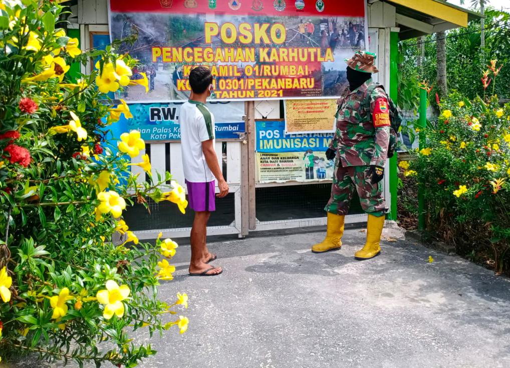 Sinergitas TNI - Polri, Babinsa Kodim 0301/PBR Laksanakan Patroli dan Sosialisasi Karhutla Bersama
