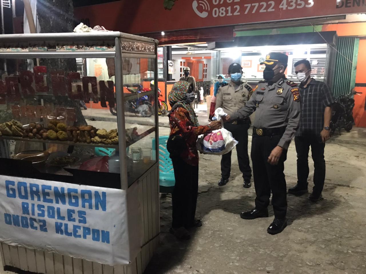 Ringkankan Beban Masyarakat Yang Terdampak Pandemi Covid-19, Kapolsek Sukajadi Serahkan Bantuan Sosial Kepada Para Pedagang