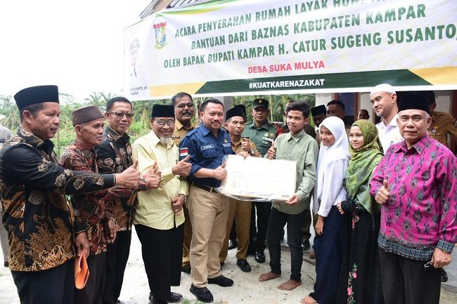 Bupati Kampar Menyerahkan Rumah Layak Huni Kepada Tiga Anak Yatim Piatu di Desa Suka Mulia