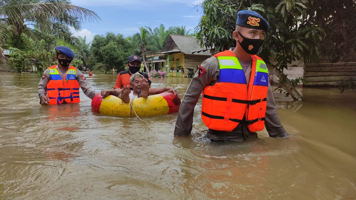 Personil Brimob Polda Riau Evakuasi Warga Terdampak Banjir di Desa Penyaguhan Kabupaten Inhu