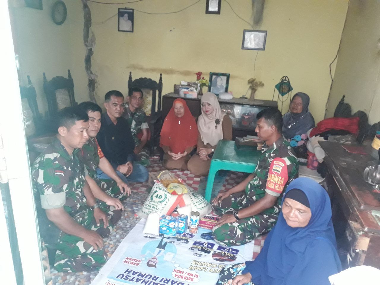 Kunjungi Warga Kurang Mampu, Babinsa Kodim 0301/Pekanbaru Berikan Bantuan Sembako