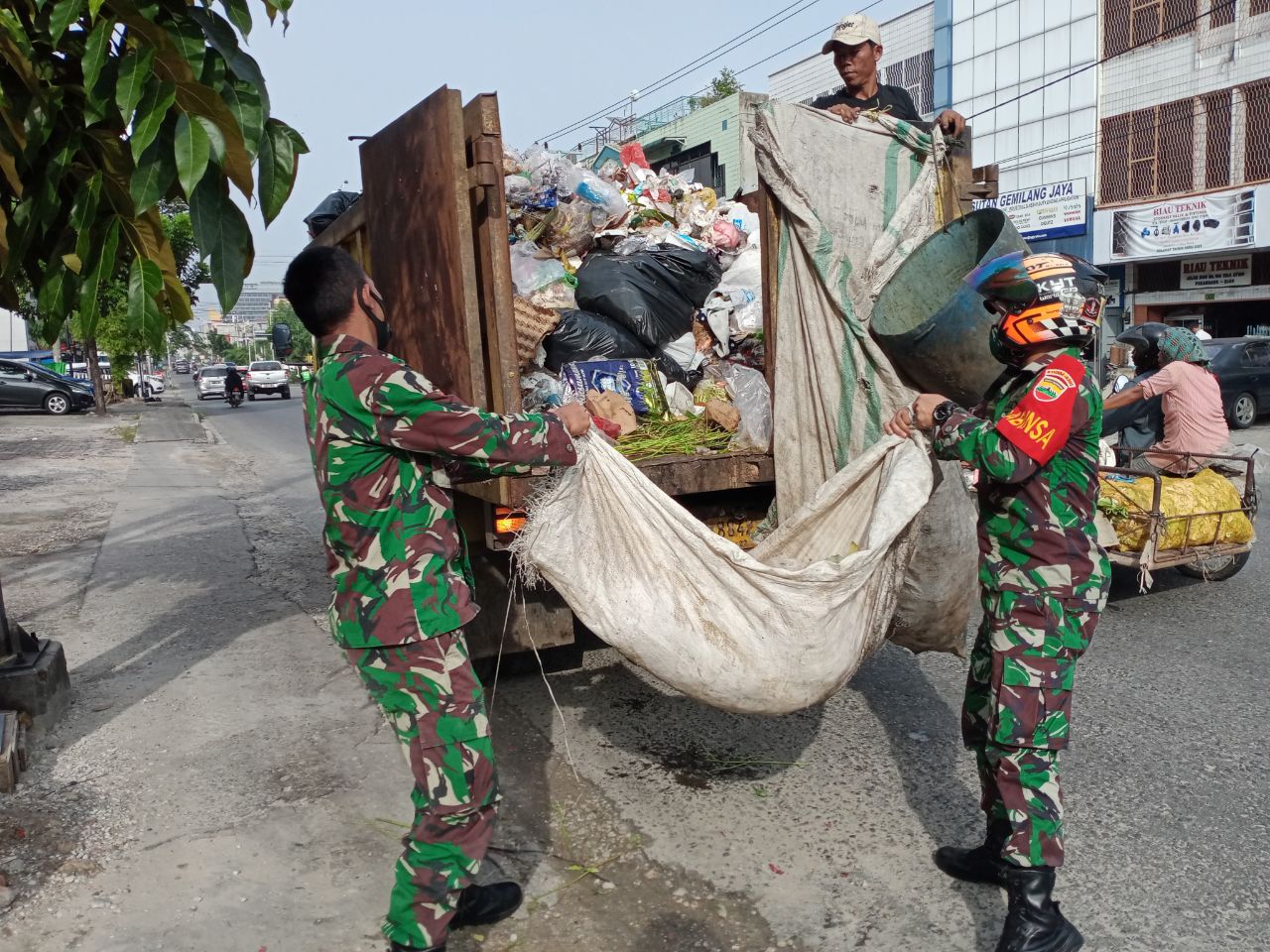 Personil Satgas Lingkungan Asri Kodim 0301/PBR Ikut Serta Pembersihan Sampah di Sepanjang Jalan Riau