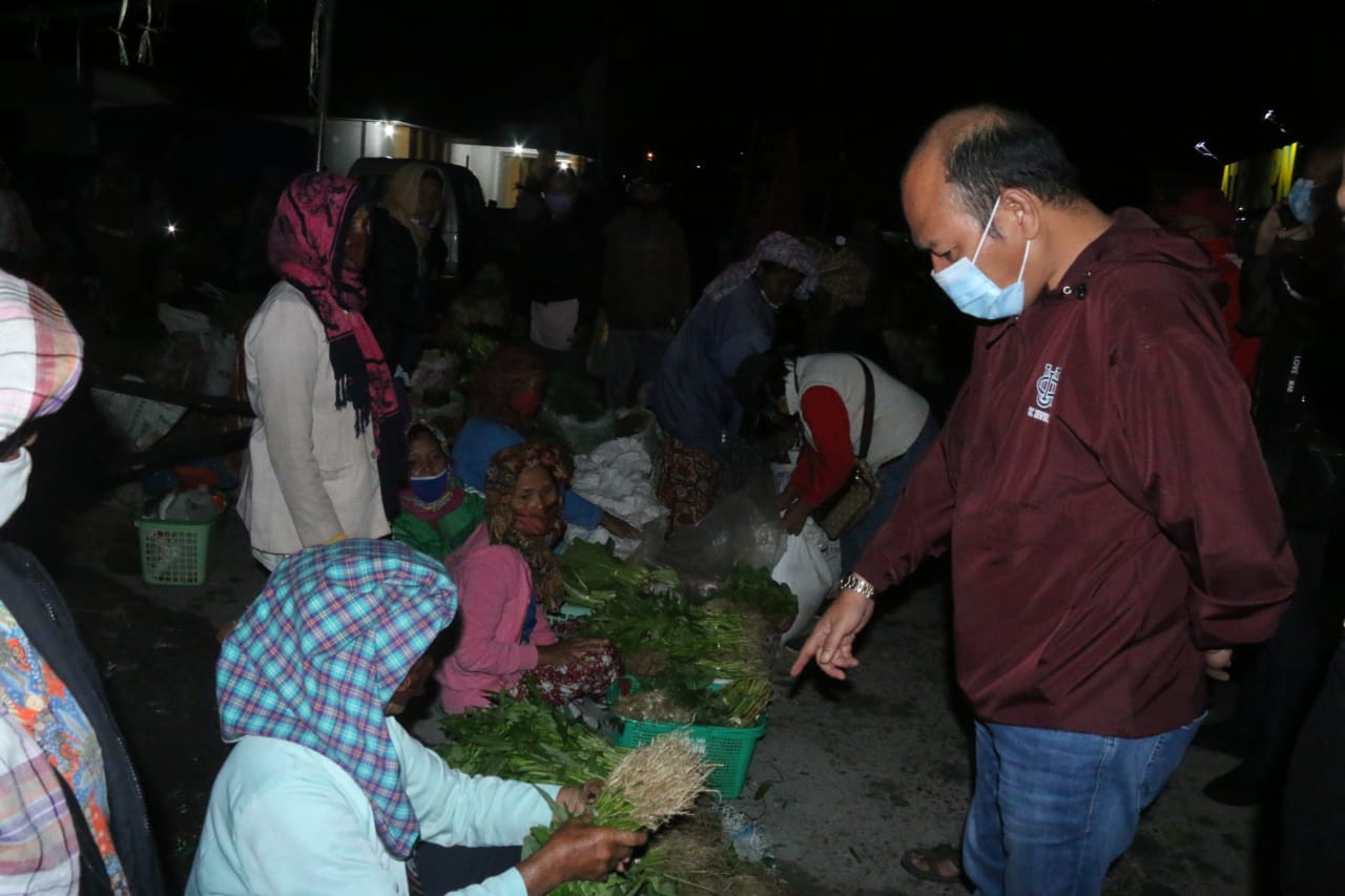 Bupati Taput Sikapi Turunnya Harga Beberapa Hasil Pertanian Masyarakat Dengan Turun Langsung Ke Pasar Beli Hasil Pertanian