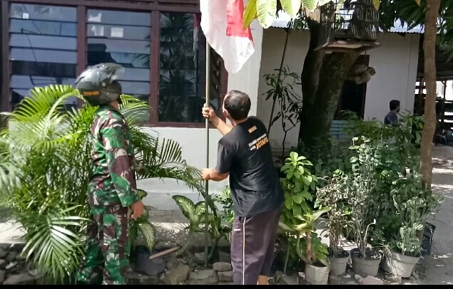 Memperingati HUT RI Ke-75, Personil Kodim 0301/PBR Himbau  Masyarakat Memasang Bendera Merah Putih