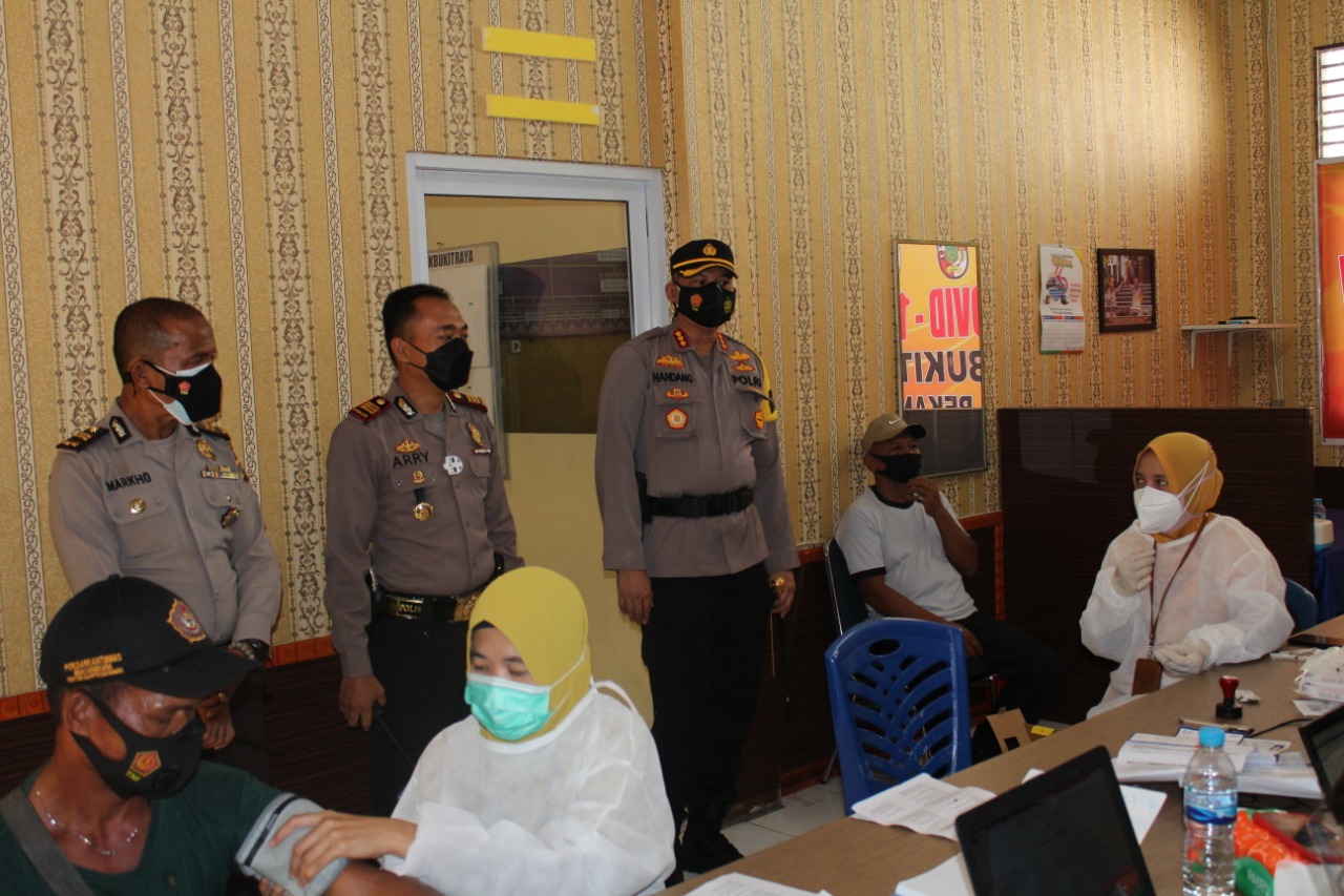 Kapolresta Pekanbaru Kunjungi Pelaksanaan Vaksinasi Covid-19 Massal di Wilayah Hukum Polsek Bukit Raya
