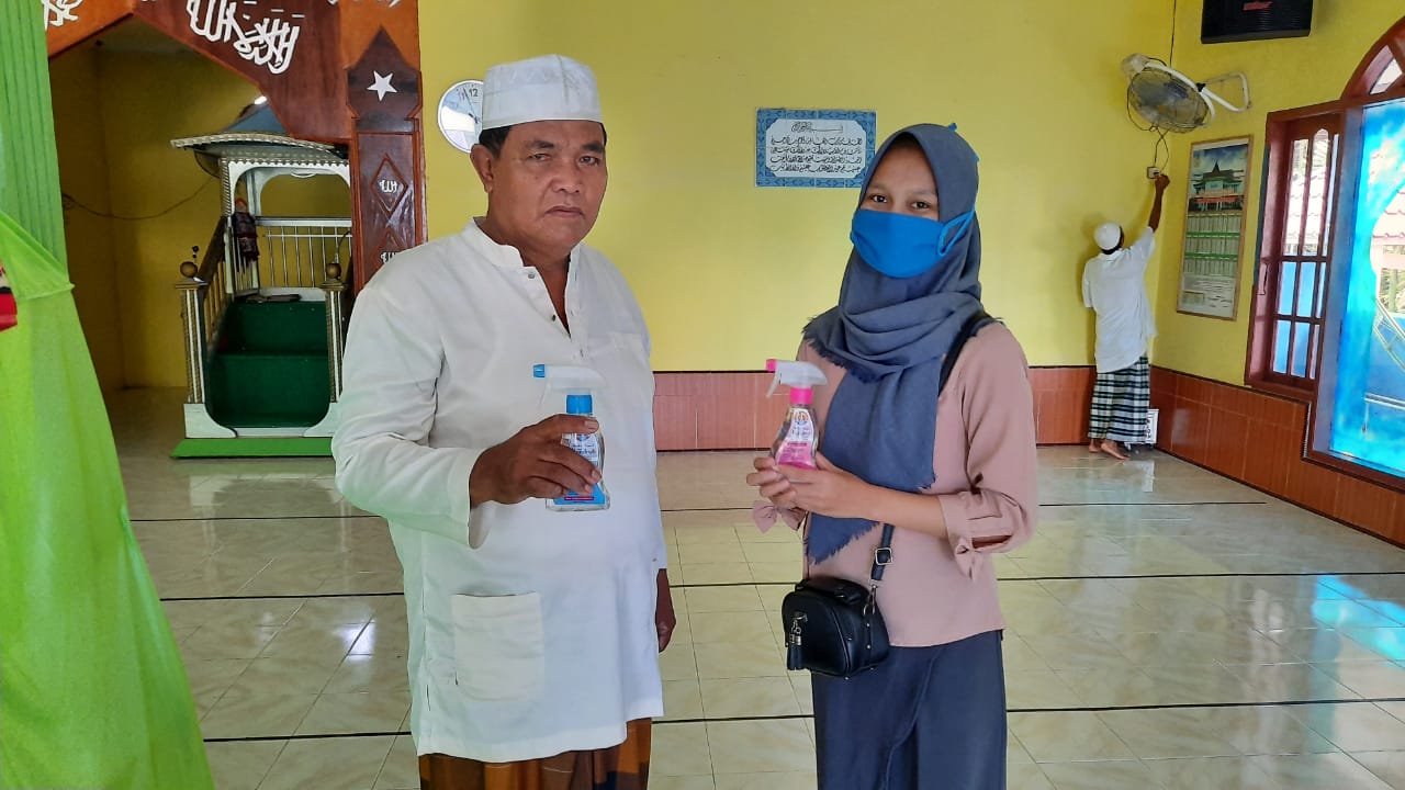 Cegah Penyebaran Covid-19, Relawan Satgas Siaga Bencana UR Distribusikan Handsanitizer Untuk Warga Inhu